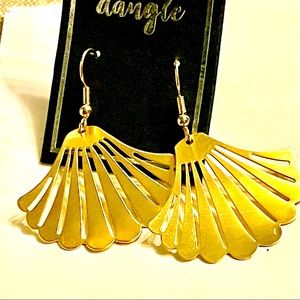Pretty GOLD TONE “BNWT” FRENCH HOOK EARRINGS -lightweight and gorgeous!